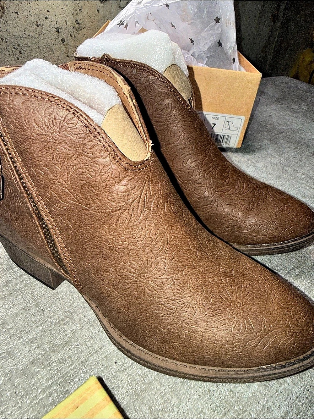 Very G Divine Tooled Tan Floral Ankle Boots Booties Size 7 New in Box